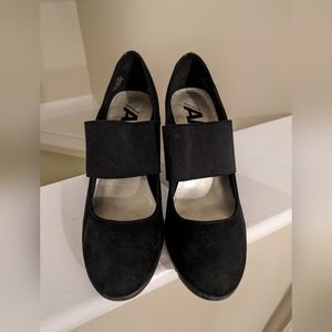 Women's 8.5M Anne Klein Sport Black suede heel shoes.